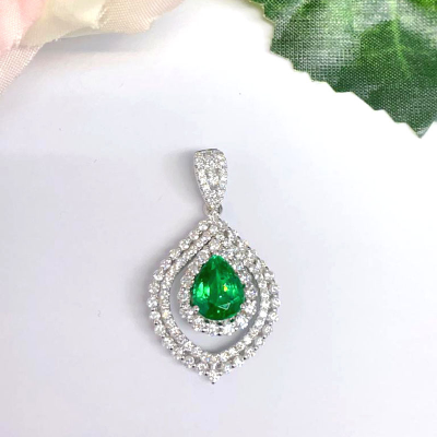 PENDANT WITH EMERALD AND DIAMOND