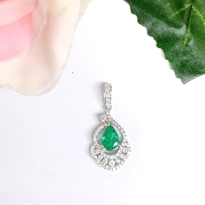 PENDANT WITH EMERALD AND DIAMOND